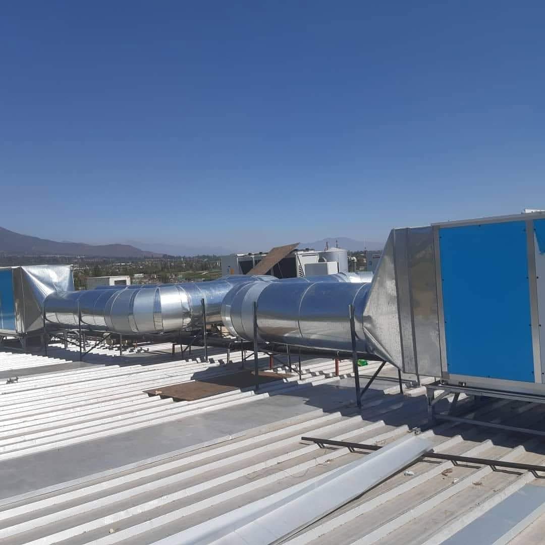 Unidad de climatización industrial instalada en techumbre