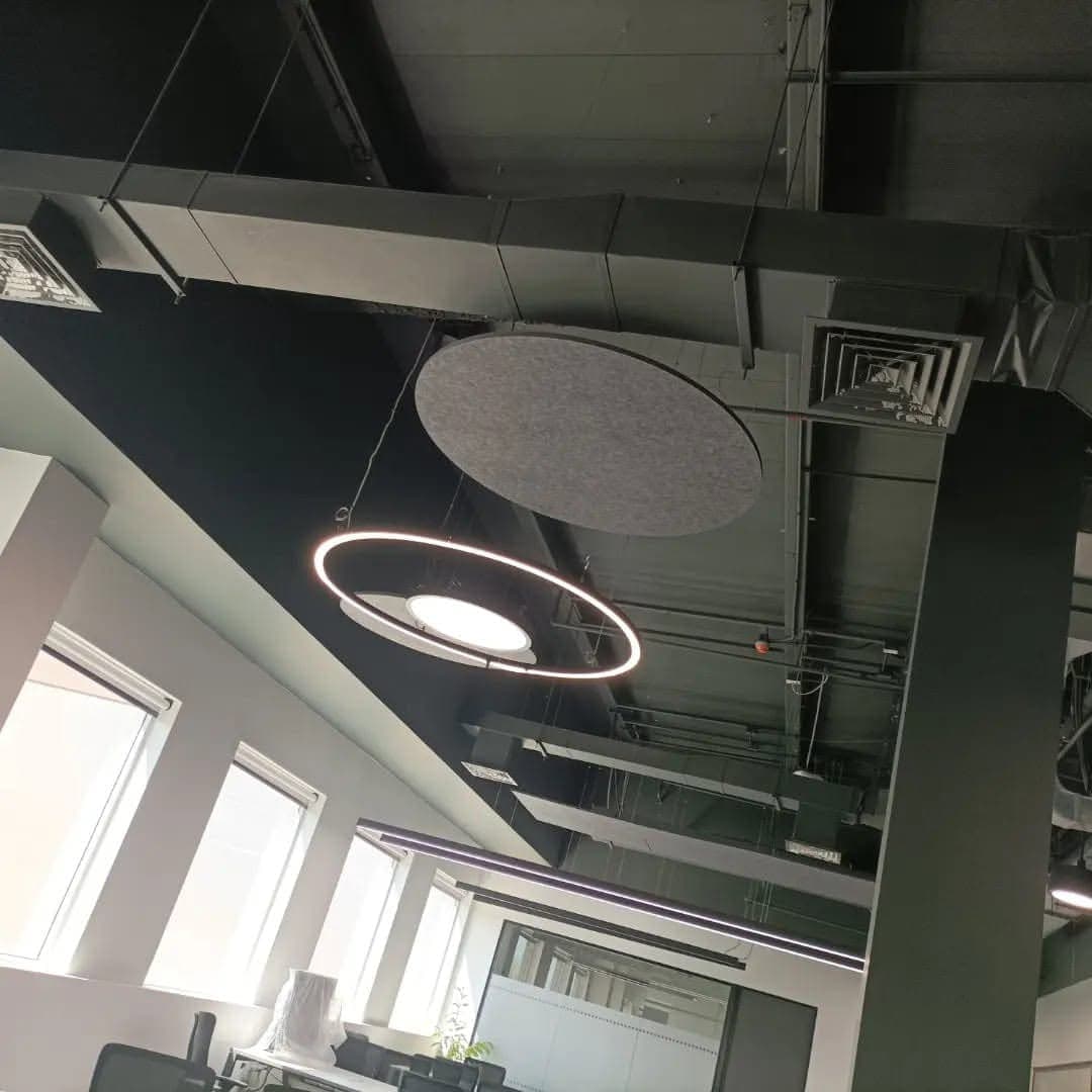 Oficina comercial terminada por ClimaAQ, con ductos de climatización integrados al cielo técnico