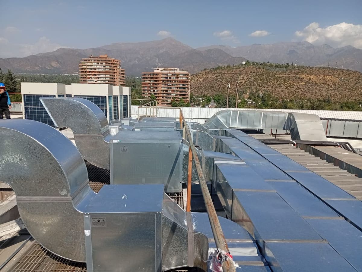 Instalación de climatización en techumbre, con la cordillera de fondo