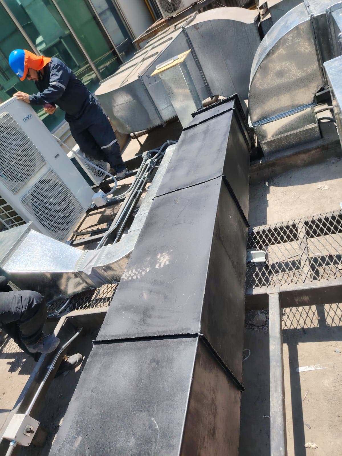 Técnico de ClimaAQ instalando un equipo de climatización en altura
